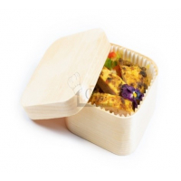 Wood box d'attiké poulet braisé et sa sauce aux oignons, poivrons et tomates,